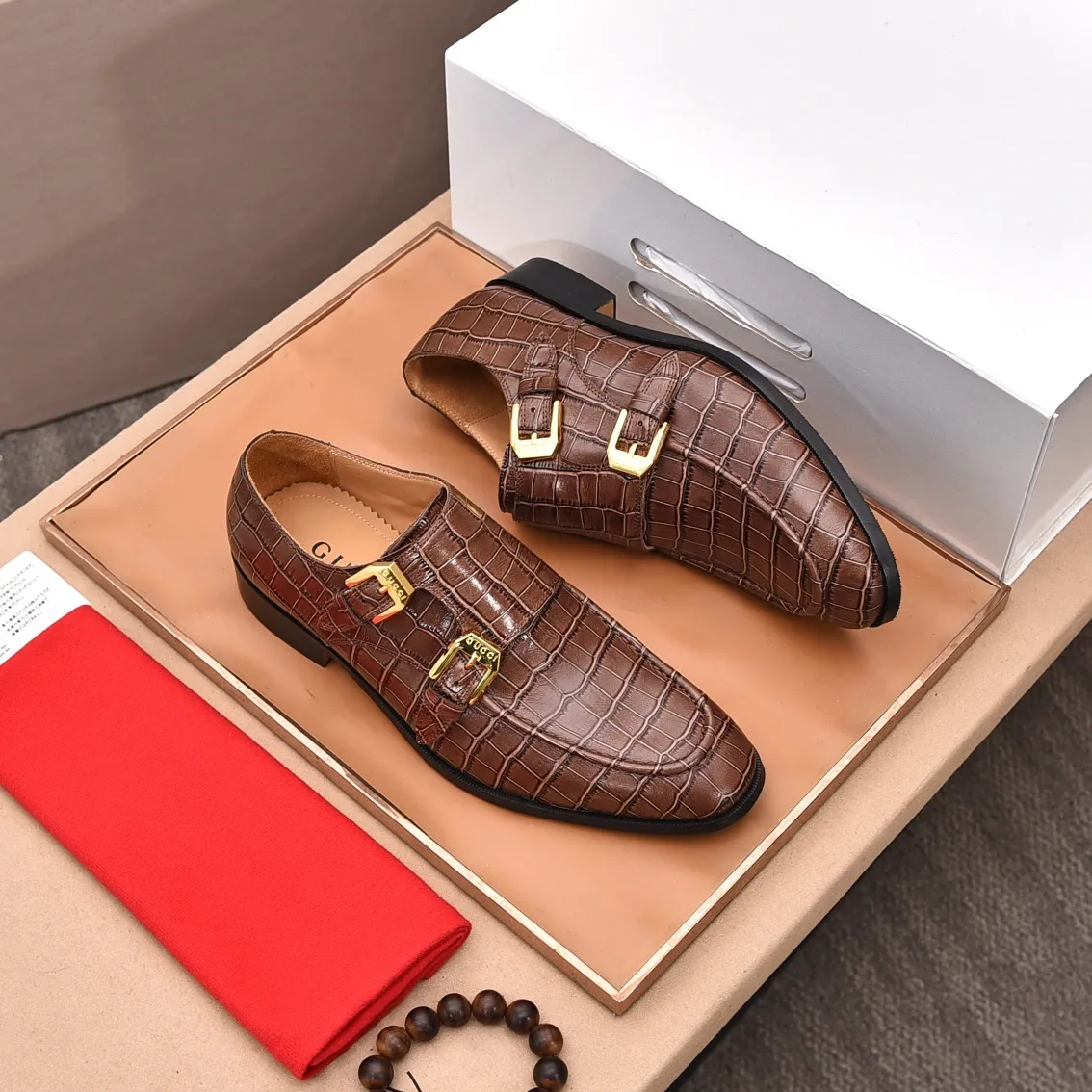 Men's shoes 💰560 (high-end, all cowhide) GUCCI high-end formal leather shoes, original imported fabrics from Italy, cowhide lining, original hardware. I believe you will be struck by it from the first moment you see it. The avant-garde atmosphere can no longer fully interpret its elegance. AAA grade rubber outsole, super comfortable. Original counter last, ensuring its original version and quality. The simple upper ensures its comfort and breathability. A pair of truly good shoes has its own unique soul, famous quality, regular size 38-44 (45 46 customized)